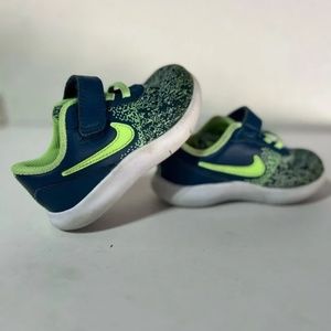 Nike Toddler Velcro Sneakers in Green/Blue